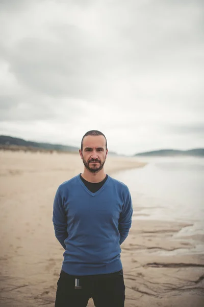 Portret van de man op het strand Stockfoto