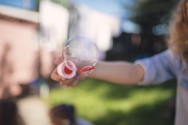 Ayrıntı açık havada bir köpük sabun