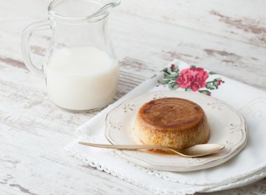 Ateş bir stüdyoda karamelli muhallebi.