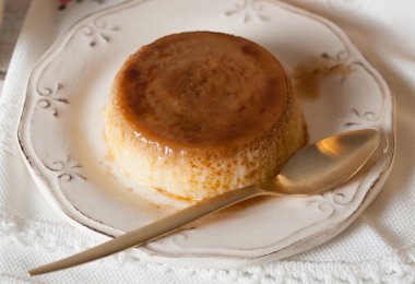 Ateş bir stüdyoda karamelli muhallebi.