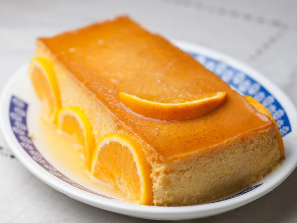 拍摄的一个摄影棚里的橙色奶油. — 图库照片