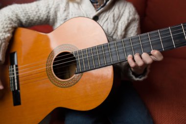 İspanyol gitar, gitar detay oynarken küçük sarışın çocuk.