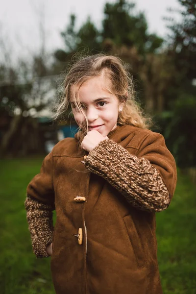 Flaş ışığı ile güzel bir kızın portresi — Stok fotoğraf