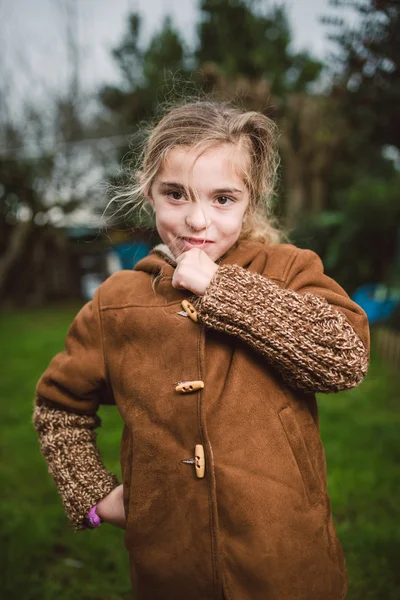 Pequeña chica rubia retrato sonriendo al aire libre — Foto de Stock