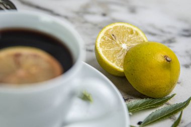 Bir fincan çay, tatlım, ve limon. Mürver..