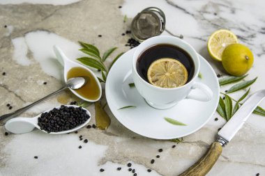 Bir fincan çay, tatlım, ve limon. Mürver..