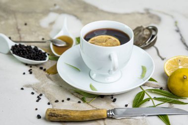 Bir fincan çay, tatlım, ve limon. Mürver..