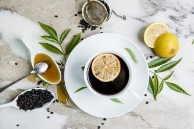 Bir fincan çay, tatlım, ve limon. Mürver..