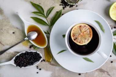 Bir fincan çay, tatlım, ve limon. Mürver..