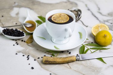 Bir fincan çay, tatlım, ve limon. Mürver..