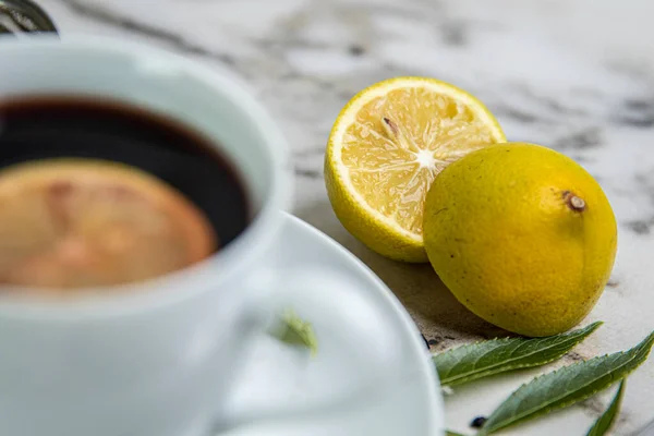 Bir fincan çay, tatlım, ve limon. Mürver..