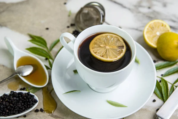 Bir fincan çay, tatlım, ve limon. Mürver..