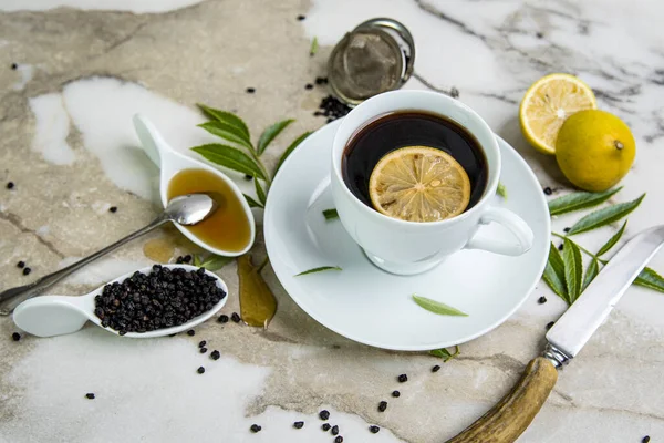 Bir fincan çay, tatlım, ve limon. Mürver..