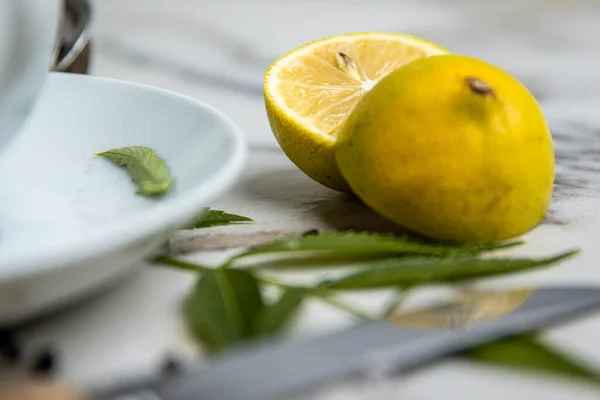 Bir fincan çay, tatlım, ve limon. Mürver..