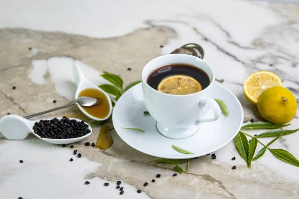 Bir fincan çay, tatlım, ve limon. Mürver..