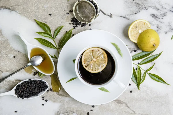 Bir fincan çay, tatlım, ve limon. Mürver..