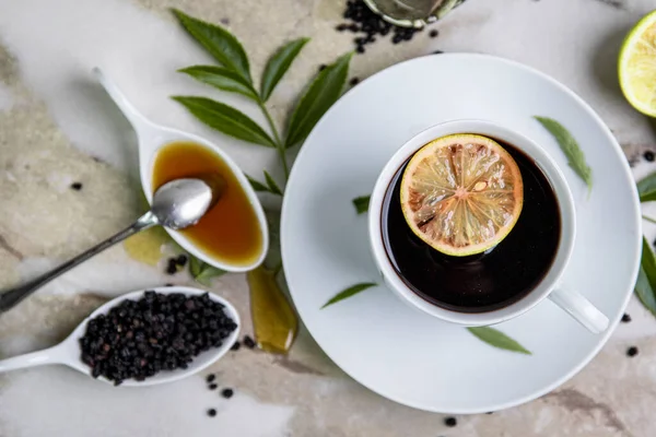 Bir fincan çay, tatlım, ve limon. Mürver..