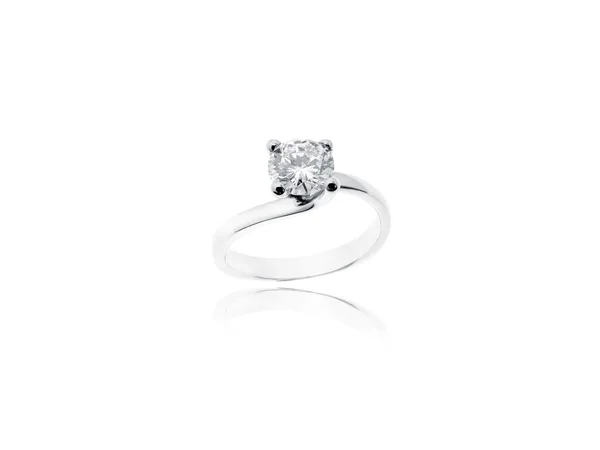 흰색 배경에 고립 된 다이아몬드 솔리테어 보석 반지 스톡 이미지