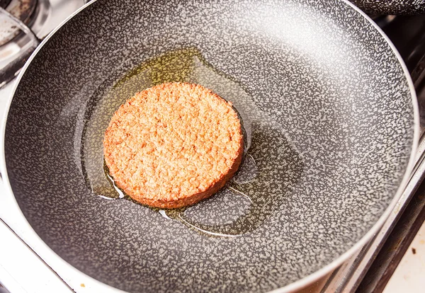 Koken een soja Hamburger. — Stockfoto