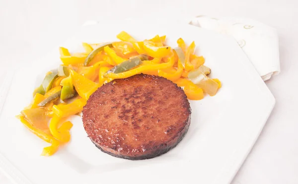 Hamburguesa de soja y pimientos . — Foto de Stock