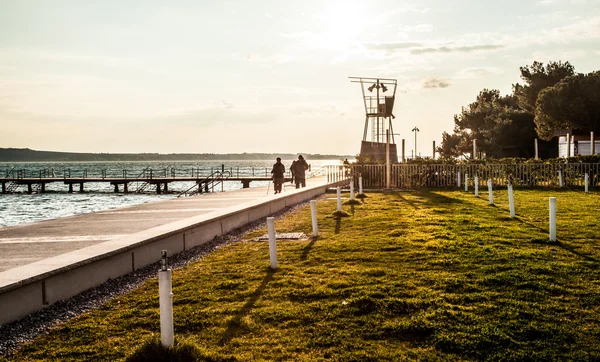 Puesta de sol en el paseo marítimo de Portoroz, Eslovenia . — Foto de Stock