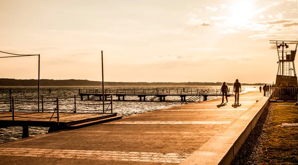 Puesta de sol en el paseo marítimo de Portoroz, Eslovenia . —  Fotos de Stock