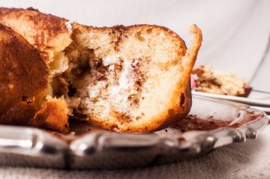 Paskalya güvercin beyaz bir tabak üzerinde dilim.