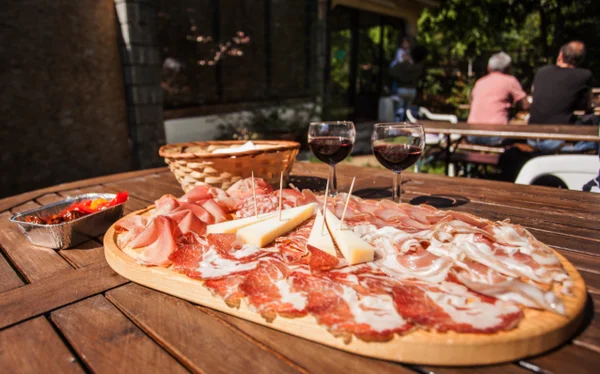 Söğüş ahşap kesme tahtası.