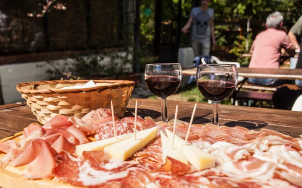 Charcuterie sur une planche à découper en bois . — Photo