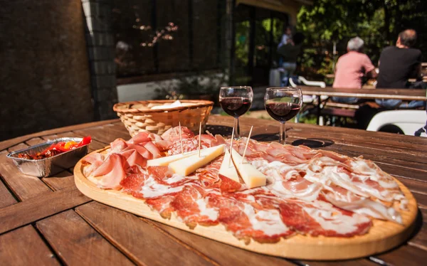 Söğüş ahşap kesme tahtası.