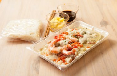 Hızlı öğle yemeği için malzemeler.