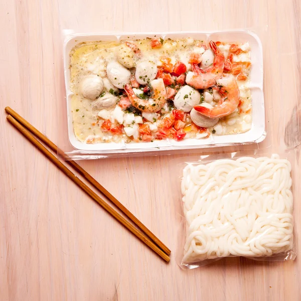 Ingredients for quick lunch, noodles with Mediterranean fish sau — Stock Photo, Image