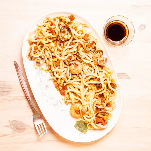 Tagliatelle Udon con frutti di mare . — Foto Stock