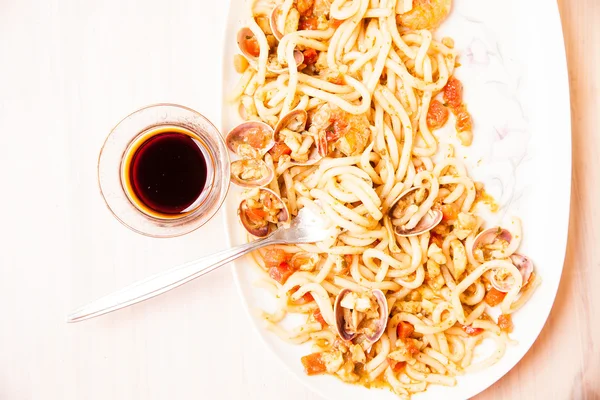 Tagliatelle Udon con frutti di mare . — Foto Stock