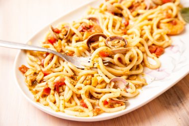 Deniz ürünleri ile Udon erişte.