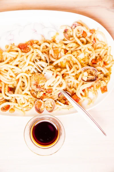 Udon noodles with seafood. — Stock Photo, Image