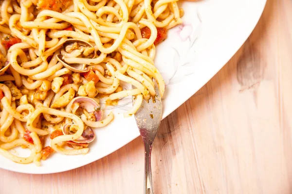 Udon noedels met zeevruchten. — Stockfoto