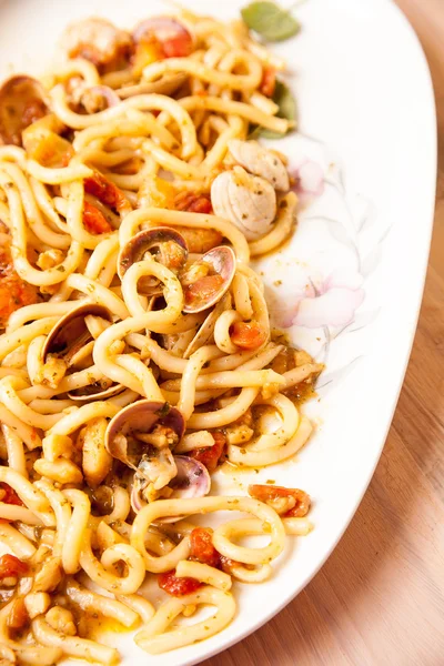 Udon noedels met zeevruchten. — Stockfoto