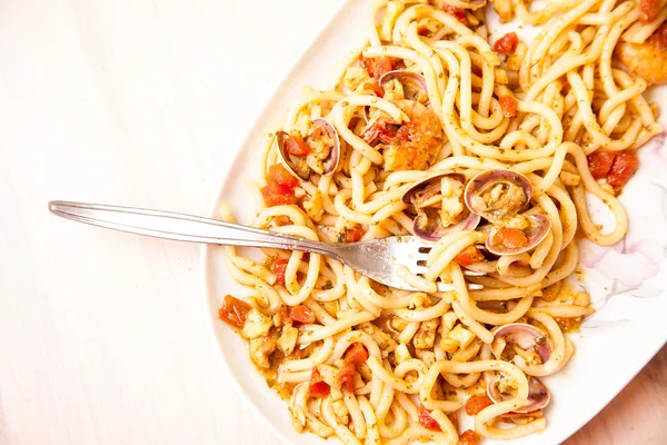 Tagliatelle Udon con frutti di mare . — Foto Stock