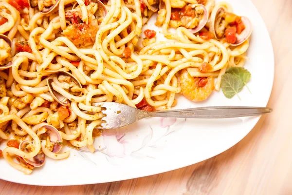 Udon noodles with seafood. — Stock Photo, Image