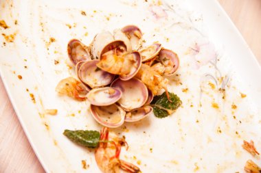 Kabuklu deniz ürünleri yemek kalıntıları.