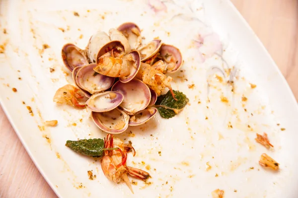 Kabuklu deniz ürünleri yemek kalıntıları. — Stok fotoğraf