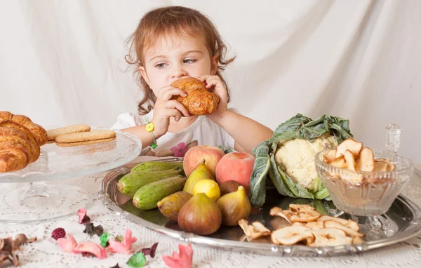 Çocuklar için sağlıklı gıda, küçük kız yiyor.