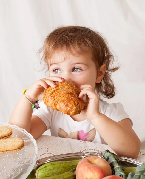 Comida saudável para crianças, menina come . — Fotografia de Stock