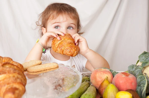 Comida saudável para crianças, menina come . — Fotografia de Stock