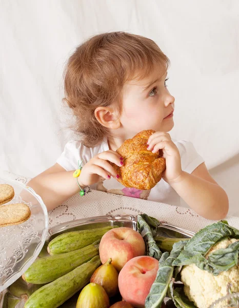 子供のための健康食品は、少女を食べる. — ストック写真
