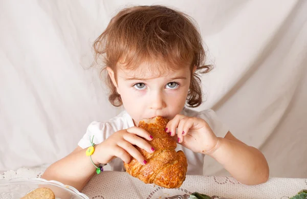 Comida saudável para crianças, menina come . — Fotografia de Stock