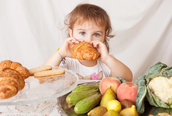 Comida saudável para crianças, menina come . — Fotografia de Stock