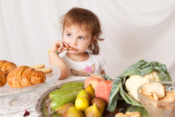Egészséges táplálkozás gyerekeknek, kislány eszik. — Stock Fotó