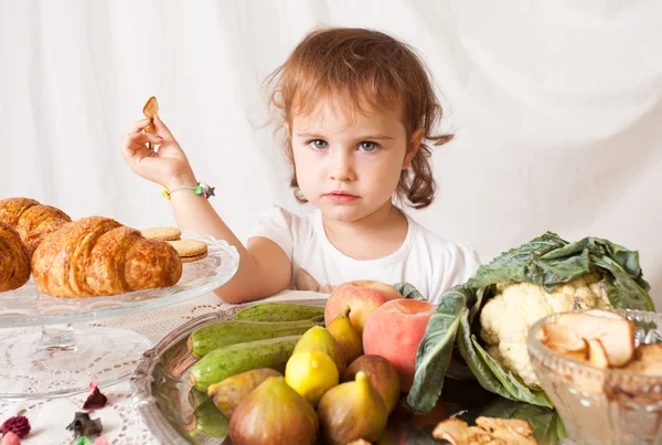 Comida saudável para crianças, menina come . — Fotografia de Stock